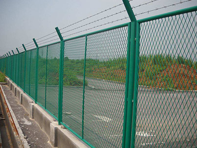 如何選擇公路護(hù)欄網(wǎng)？ 